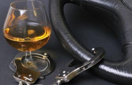 A ajuns la Spitalul Dorohoi după ce s-a urcat băut la volan, fără a deține permis de conducere și a lovit o mașină parcată