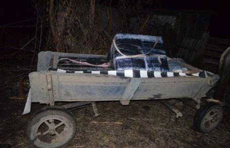 Doi cetăţeni care transportau 4900 pachete de ţigări într-o caruţă sunt cercetaţi pentru contrabandă - FOTO
