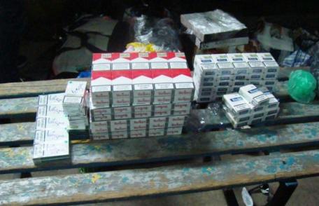 Ţigări şi arome pentru narghilea ascunse în bagaje, depistate de poliţiştii de frontieră - FOTO