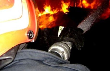 Incendiu cu victimă la Cucorăni! Un bărbat şi-a pierdut viaţa după ce a adormit cu ţigara aprinsă