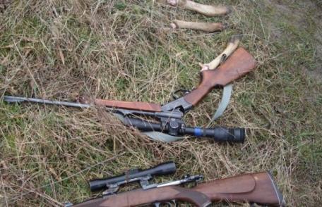 Doi bărbaţi bănuiţi de infracţiuni la regimul armelor, identificaţi de poliţişti, după ce au împușcat mai mulți câini