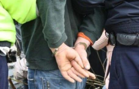 Percheziții la locuinţa unui bărbat bănuit de comiterea mai multor infracţiuni de furt