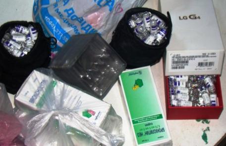 Cutii cu arome pentru narghilea ascunse sub scaunele unui microbuz, depistate de poliţiştii de frontieră! - FOTO