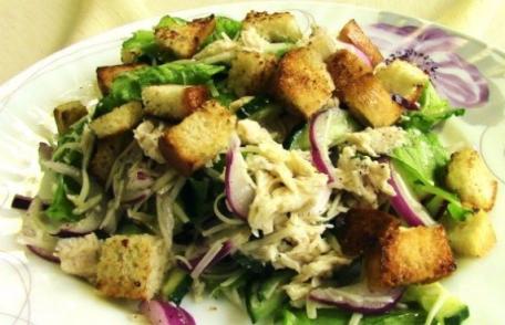 Salată cu piept de pui și crutoane