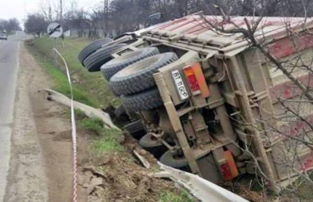 Momente de panică! Un camion s-a răsturnat după ce şoferul a uitat să tragă frâna de mână