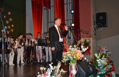 Momente de folclor autentic la partea a doua a spectacolului omagial „Flori pentru mama” - FOTO