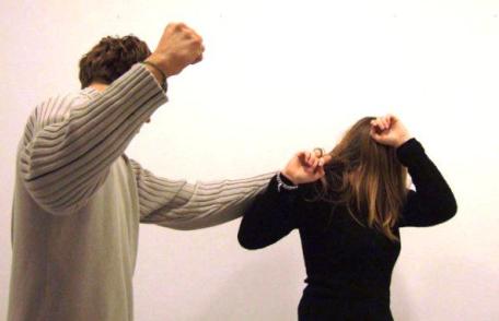 O comună din România deţine recordul la neveste bătute de către soţi. Primarul localitaţii şochează: „Le-a ajutat şi pe ele..”