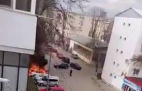 Mașină distrusă în totalitate, din cauza unui incendiu, produs pe o stradă din Botoșani