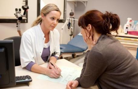 Medicii de familie reprogramează prescrierea reţetelor compensate şi a trimiterilor pentru pacienţii asiguraţi