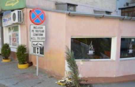 Un șofer băut a vrut să-și parcheze mașina într-un bar...