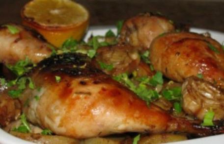 Pulpe de pui în sos de vin alb şi ierburi aromatice