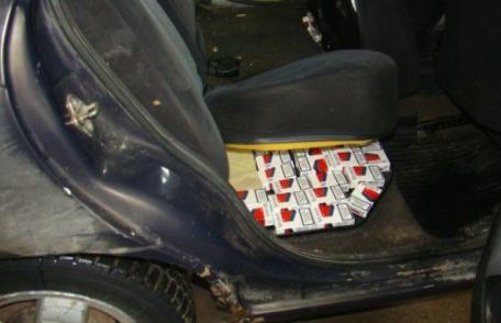 Ţigări ascunse în spatele scaunelor unui autoturism, descoperite la frontieră