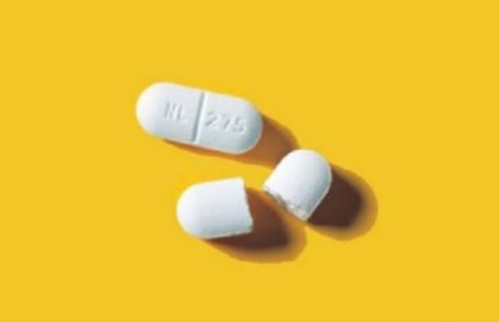 De ce nu este recomandat să rupi pastilele în jumătate. Renunţă acum la acest obicei!