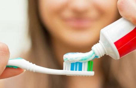 Cât de multă pastă se pune pe periuţa de dinţi? Mult mai puţin decât crezi