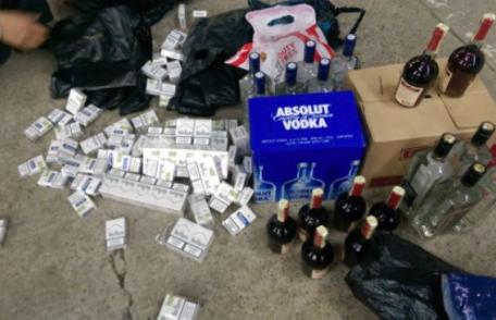 Bunuri nedeclarate depistate la frontieră, ascunse în plafonul unui autocar