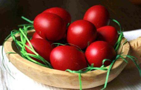 Lasă vopseaua clasică. Iată cum să vopsești ouăle de Paște cu sfeclă roșie