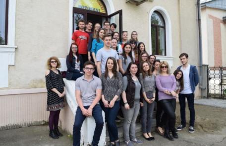 Voluntarii B-Right în Centrul de Tineret Botoşani - FOTO