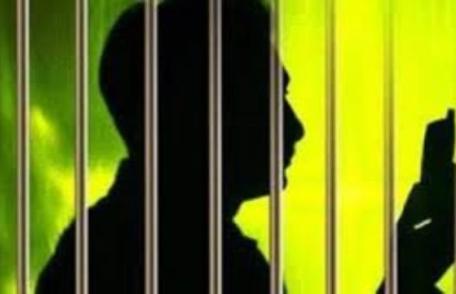 Depistat în timp ce încerca să introducă telefoane mobile în penitenciar