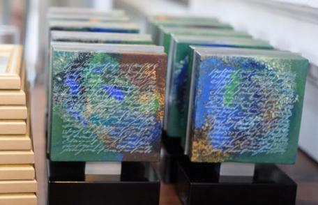 Un cunoscut artist plastic din Dorohoi a realizat Trofeul Mentor acordat de MOL România