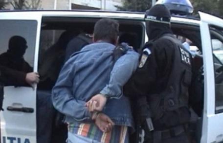 Cei doi frați care s-au bătut cu săbii şi bâte într-un bar din Botoșani au fost reținuți