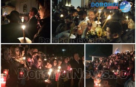 Mii de dorohoieni au luat Sfânta Lumină şi au participat la slujba de Înviere la Bidericile din Dorohoi și din împrejurimi - FOTO