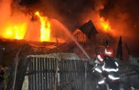 Două case afectate de un incendiu, la Ibăneşti