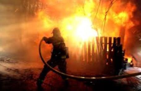Incendiu în ultima zi de Paște. Anexă gospodărească distrusă de un fumător neglijent