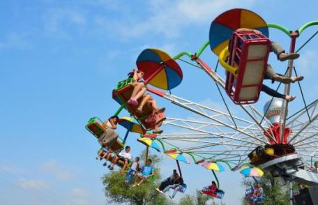 Panică la Zilele Oraşului Botoșani. O pană de curent a lăsat zeci de copii suspendaţi în maşinăriile de la bâlci!