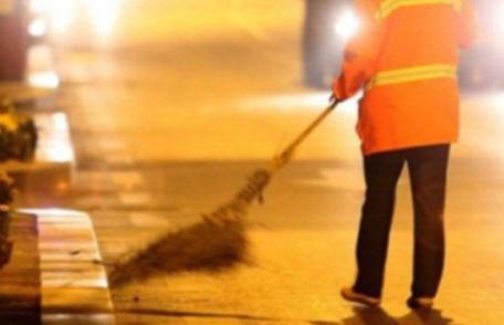 Gonită de sărăcie, o fostă profesoară în România, măturătoare în Italia