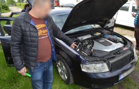 Ţigări de contrabandă ascunse în anvelopele şi elementele de caroserie ale unui Audi, depistate de poliţiştii de frontieră - FOTO