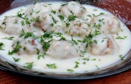 Chifteluțe cu sos de smântână și ciuperci