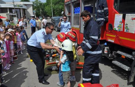 [VIDEO][FOTO]  ISU Botoşani: Informare preventivă în cadrul manifestărilor dedicate Zilei Internaţionale a Copilului