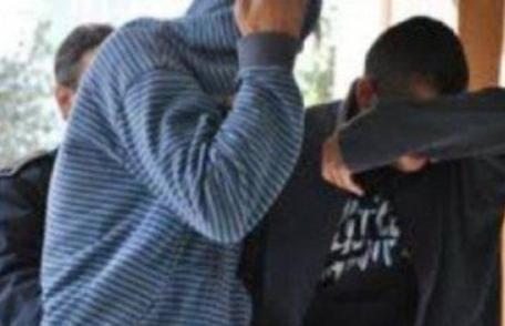 Doi tineri reținuți la Botoșani pentru comiterea mai multor furturi din autoturisme