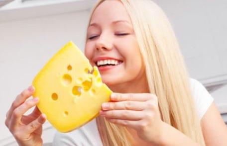 Cașcavalul este o sursă excelentă de calciu și vitamina B12