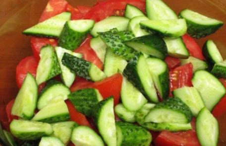 Atenţie! Nu este bine să mâncăm roşii cu castraveţi. Până acum nu s-au ştiut motivele