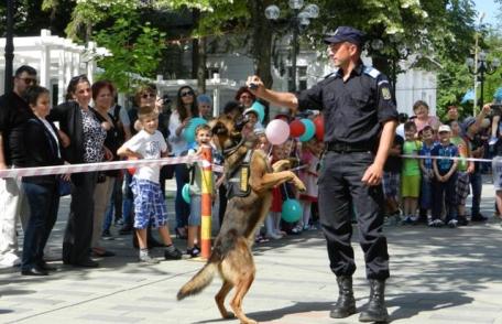 Mulţi copii, câţiva jandarmi şi câinii de serviciu Tih şi Micag pe pietonalul „Grigore Ghica” din Dorohoi - FOTO