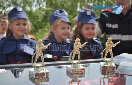 Activitate de informare și prezentare a tehnicii organizate de pompierii dorohoieni - FOTO