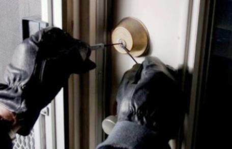 Magazin din Botoșani călcat de hoți. Au fost sustrase bunuri în valoare de 7.000 de lei