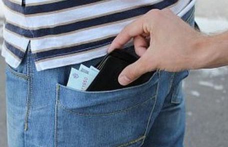 Adolescent prădat în centrul Dorohoiului în amiaza mare!