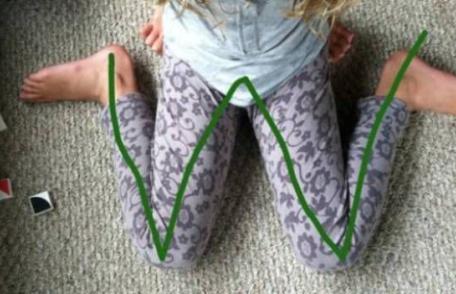 De ce trebuie să îţi opreşti copilul când îl vezi stând în această poziţie