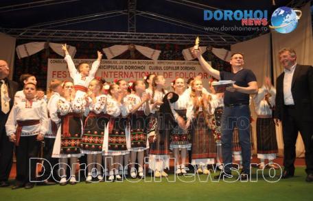 Festivalul Internaţional „Mugurelul” 2016: Vezi ce ansamblu a luat anul acesta trofeul! VIDEO / FOTO
