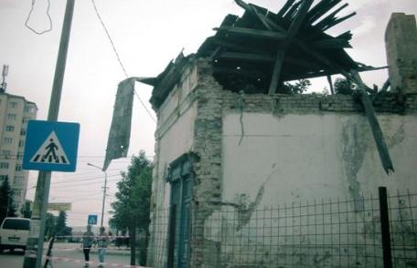 Primim la redacție - O clădire abandonată în centrul Dorohoiului, de un proprietar căruia nu-i pasă - FOTO