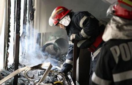 Locatarii unui bloc din Botoșani, evacuaţi după ce într-un apartament a izbucnit un incendiu