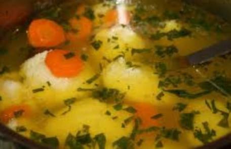 Supă de casă cu găluşte pufoase