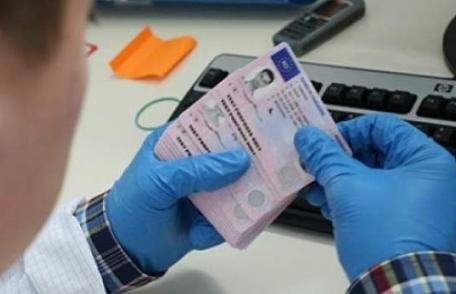 Două permise de conducere false, depistate la controlul de frontieră în interval de 10 minute