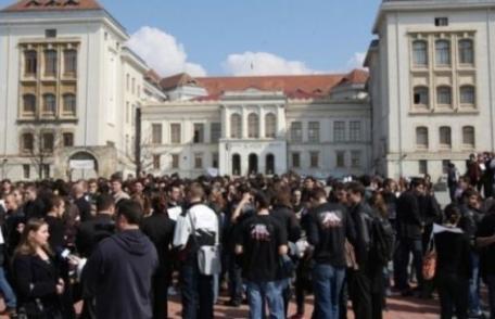 Zeci de studenţi de la UMF Iaşi, săltaţi de procurori şi duşi la audieri într-un dosar privind fraudarea examenelor