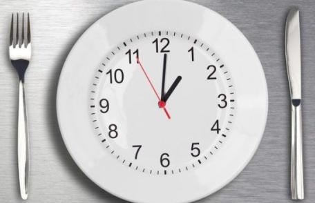 Ora la care mănânci este mai importantă decât ceea ce mănânci