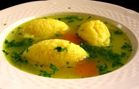 Supă cu găluște pufoase