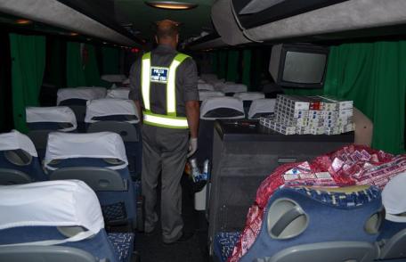 Ţigări de contrabandă ascunse în pereţii unui autocar - FOTO