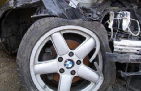 Un șofer băut a pierdut controlul volanului și s-a oprit fix în gardul unei case